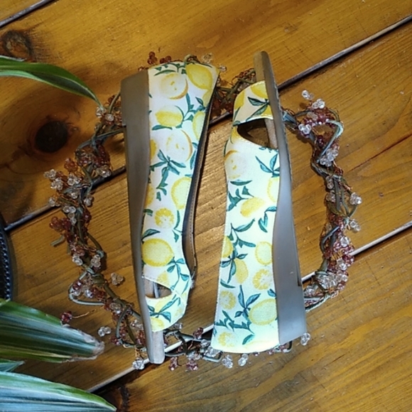 Aerosoles Silver Platter Open Toe Wedge Heel. 8 M. White,Yellow,Green Citrus - Picture 8 of 9